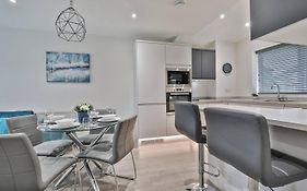Magnificent, Renovated Whole House With Garden